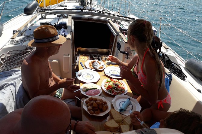 Private cruise with a sailing yacht Koursaros - Swimming and snorkeling in clear Mediterranean water